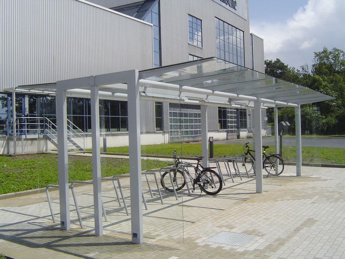 Fahrradüberdachung Tetra mit zwei untergestellten Fahrrädern