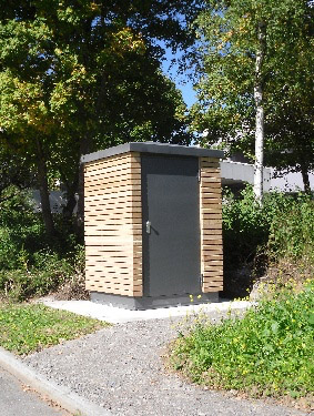 freistehende Personaltoilette mit Holzverkleidung