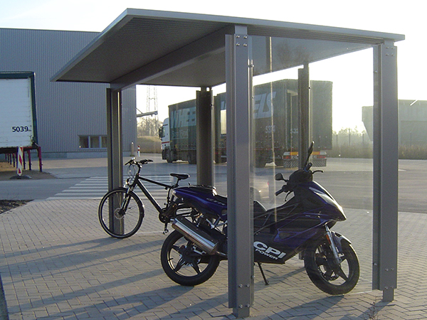 Fahrradüberdachung FH 4 mit untergestelltem Motorroller