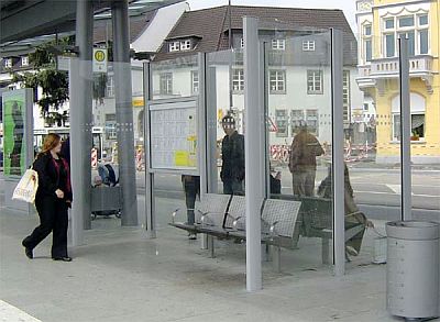 Doppelseitiger Windschutz System 30 3-feldrig mit Scheibendekor an einem Busbahnhof