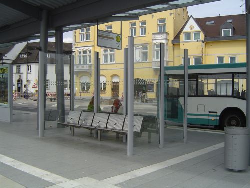 Windschutz Stystem 30, doppelseitig 3-feldrig an einem Busbahnhof