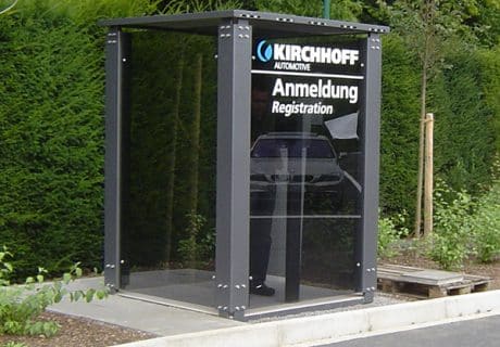 Eine einfeldrige Automatenüberdachung am Straßenrand