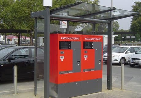 Zwei rote überdachte Kassenautomaten