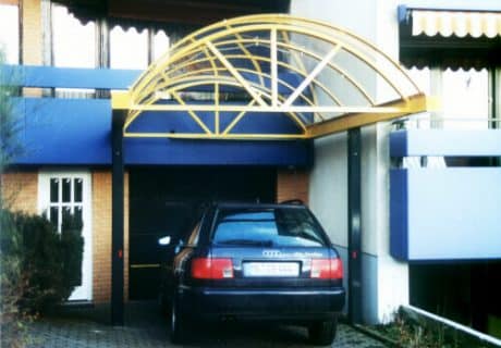 Eine gelbe Überdachung vor einer Garage