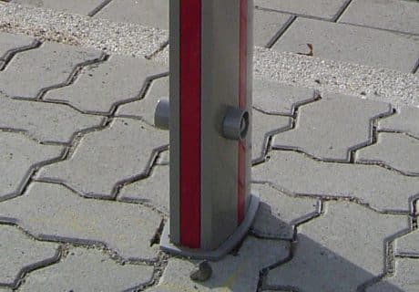 Ein Geländerteil mit Absperrkette und Feuerwehrverschluss