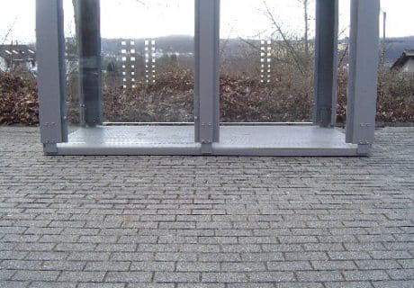 Nahaufnahme einer Automatenüberdachung mit Bodenplatte