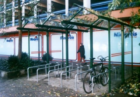 Eine grüne dreifeldrige Wartehalle am Wegesrand