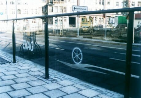 Eine Geländerreihe am Straßenrand