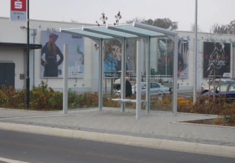 Eine weiße Wartehalle mit Seitenteil ST 50