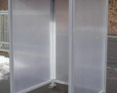 Eine Automatenüberdachung mit der Aufschrift "Tankstelle"