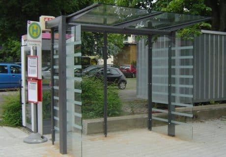 Eine Automatenüberdachung neben einer Telefonzelle