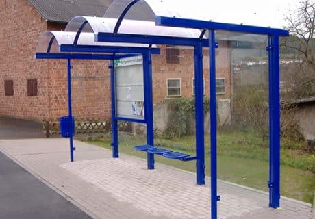 Eine blaue dreifeldrige Wartehalle am Straßenrand