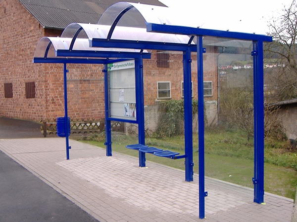 Eine blaue dreifeldrige Wartehalle am Straßenrand