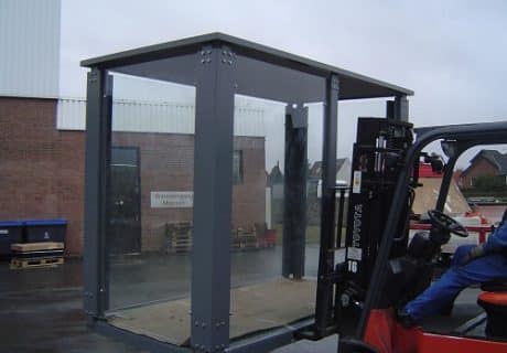 Eine Wartehalle, die mit einem Gabelstapler versetzt wird