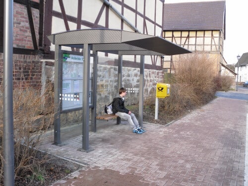 Eine graue Wartehalle der Reihe "53" mit schmalem Seitenteil