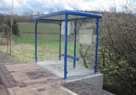 Eine blaue zweifeldrige Wartehalle am Wegesrand