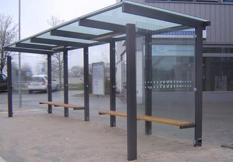 Eine graue fünffeldrige Wartehalle mit vollflächig satinierter Dachverglasung