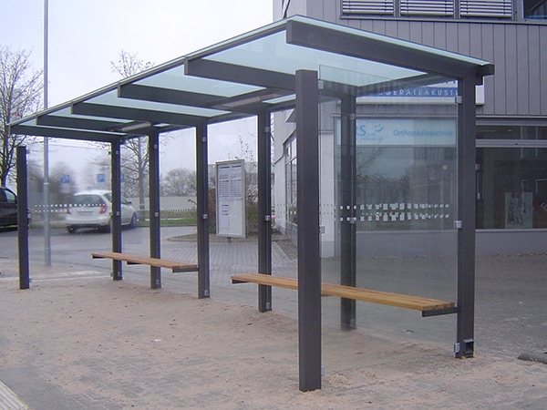 Eine graue fünffeldrige Wartehalle mit vollflächig satinierter Dachverglasung