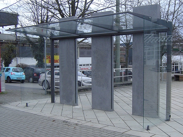 Eine graue dreifeldrige Wartehalle am Wegesrand