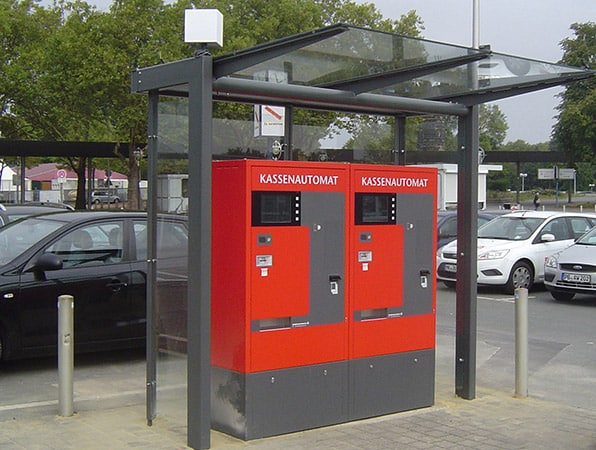 Eine Überdachung für zwei rote Kassenautomaten