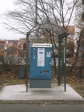 Eine Automatenüberdachung für einen blauen Kassenautomaten