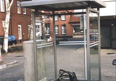 Eine Automatenüberdachung, aus dessen Mitte ein Kabel ragt