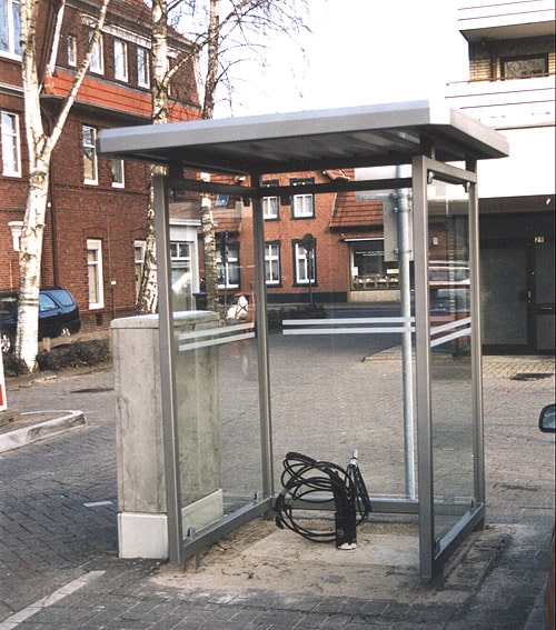 Eine Automatenüberdachung, aus dessen Mitte ein Kabel ragt