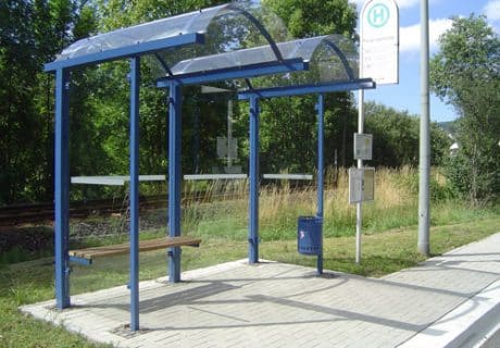 Eine blaue zweifeldrige Wartehalle am Straßenrand