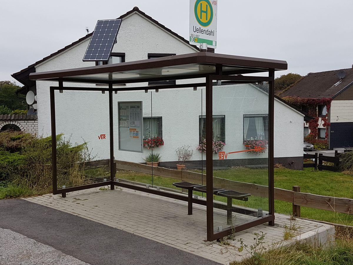 Eine braune dreifeldrige Wartehalle mit Solarbeleuchtung