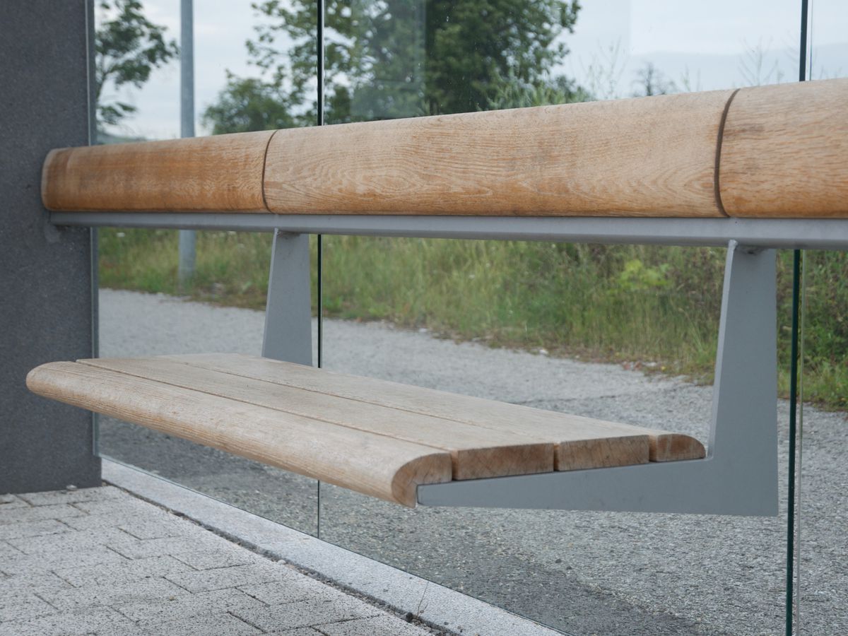 Eine Sitzbank aus Holz in einer Wartehalle