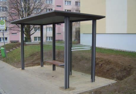 Eine graue Wartehalle am Straßenrand