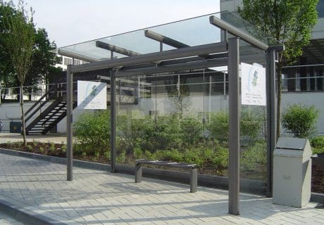 Eine graue dreifeldrige Wartehalle ohne Scheibendekor