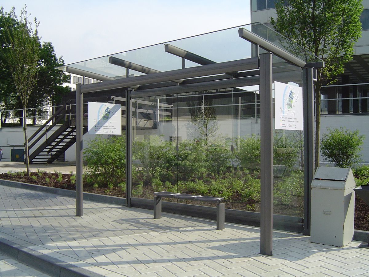 Eine graue dreifeldrige Wartehalle ohne Scheibendekor