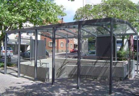 Eine graue Wartehalle in doppelseitiger Ausführung