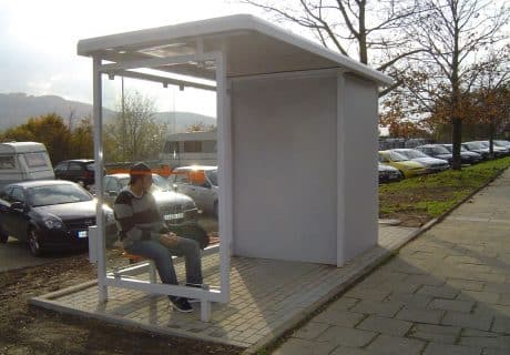 Eine graue zweifeldrige Wartehalle mit Personaltoilette