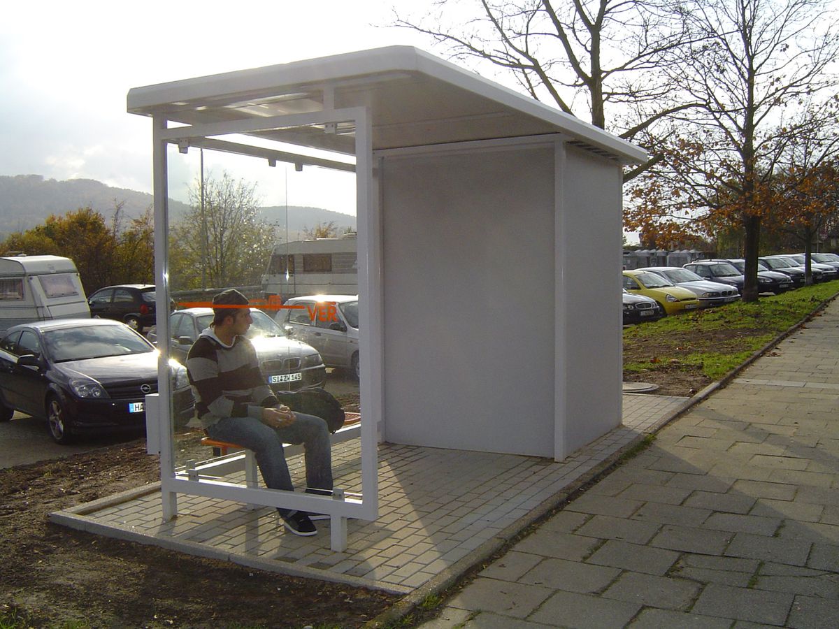 Eine graue zweifeldrige Wartehalle mit Personaltoilette