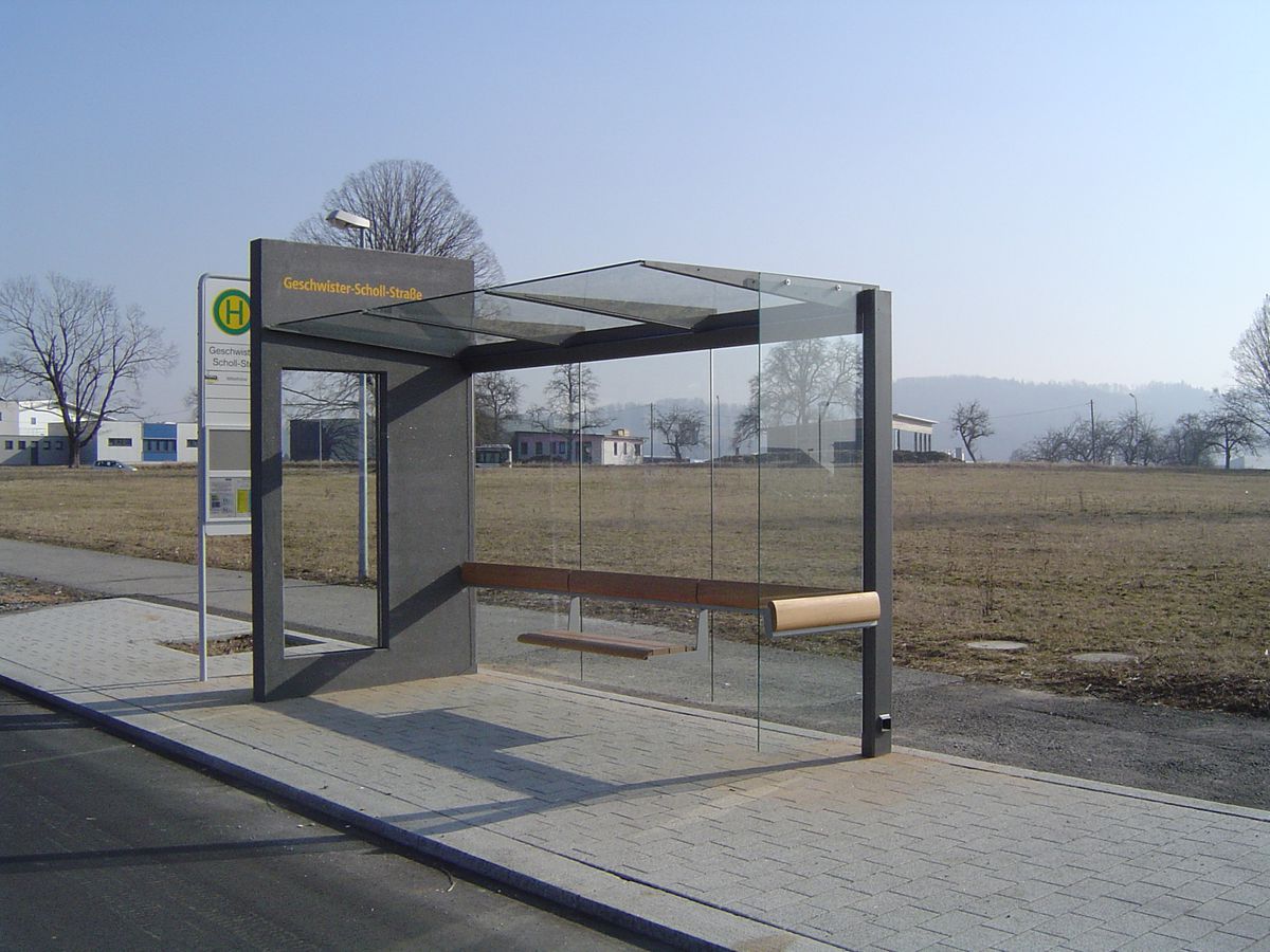 Eine Wartehalle mit grauem Architekturbeton