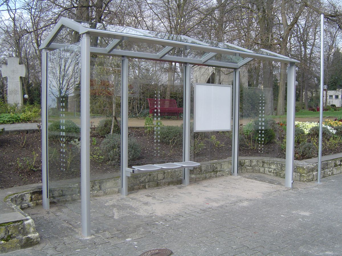 Eine graue dreifeldrige Wartehalle am Wegesrand