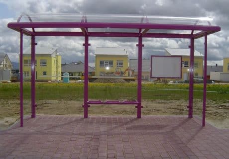 Eine lilafarbene dreifeldrige Wartehalle am Wegesrand