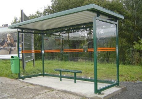 Eine grüne dreifeldrige Wartehalle mit Fertig-Betonbodenplatte