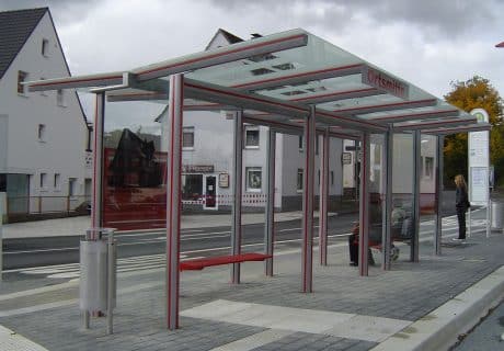 Eine graue sechsfeldrige Wartehalle als Centermodell