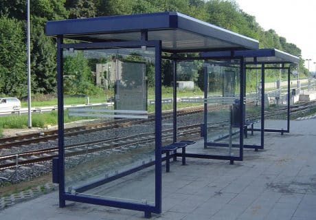 Eine dunkelblaue Wartehalle am Bahnsteig