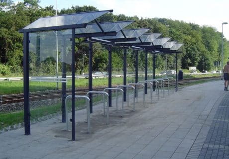 Eine blaue Fahrradüberdachung mit mehreren Fahrradanlehnbügeln