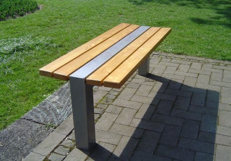 Ein Holztisch vor einer Wiese