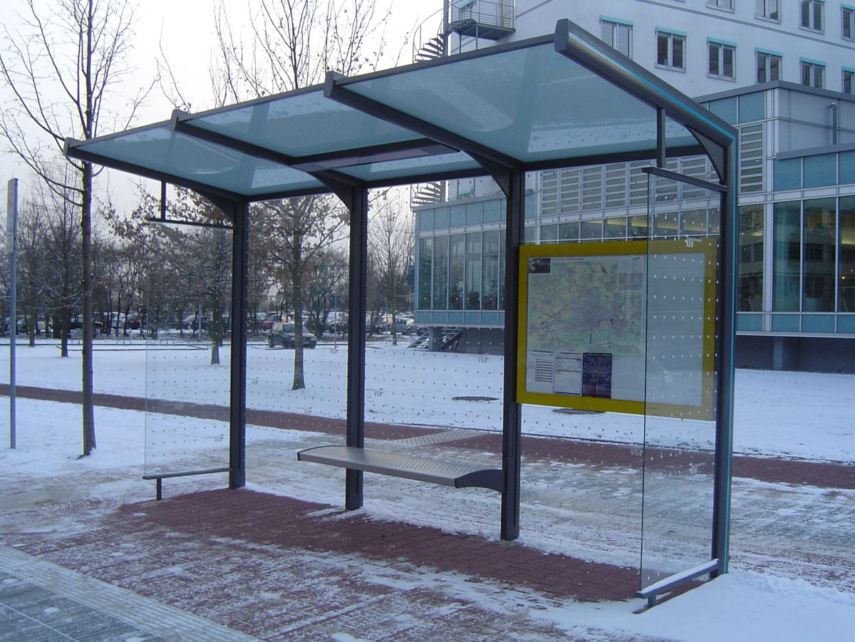 Eine graue Wartehalle mit Seitenteil ST 60 und Schnee drumherum