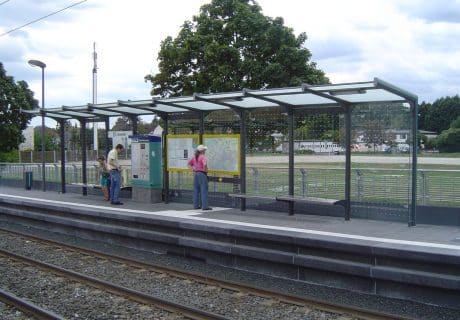 Eine graue neunfeldrige Wartehalle am Bahngleis