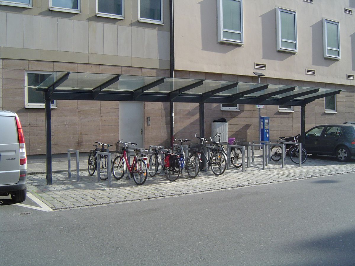 Eine achtfeldrige Fahrradüberdachung