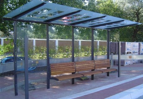 Eine graue vierfeldrige Wartehalle mit drei Sitzbänken