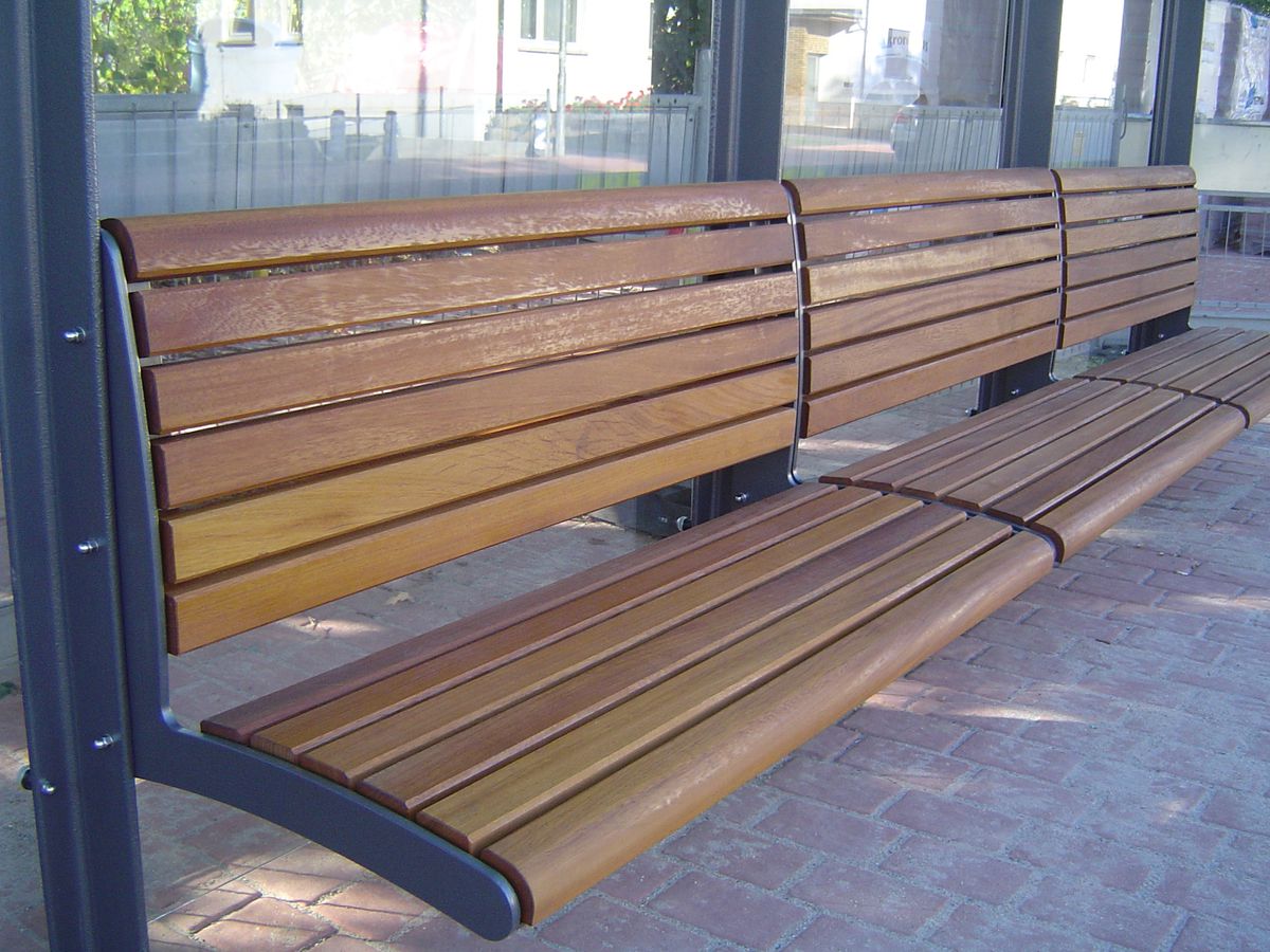 Eine Holzbank in einer Wartehalle