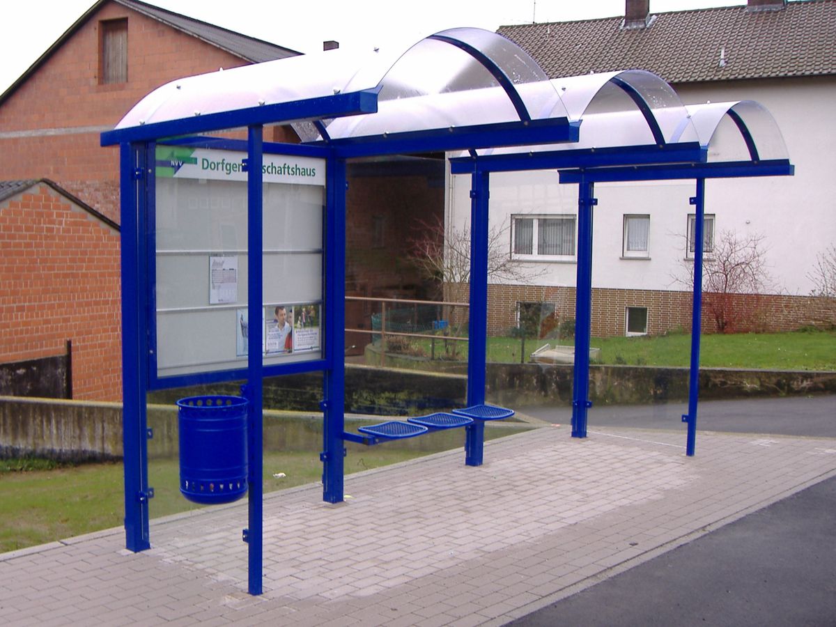 Eine Wartehalle mit Bogendach